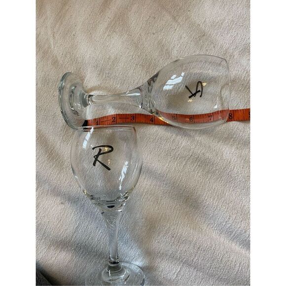 Lot of 2 R Initial Etched Wine Glasses Clear Glass Kitchenware Kitchen Dining We - Picture 7 of 8